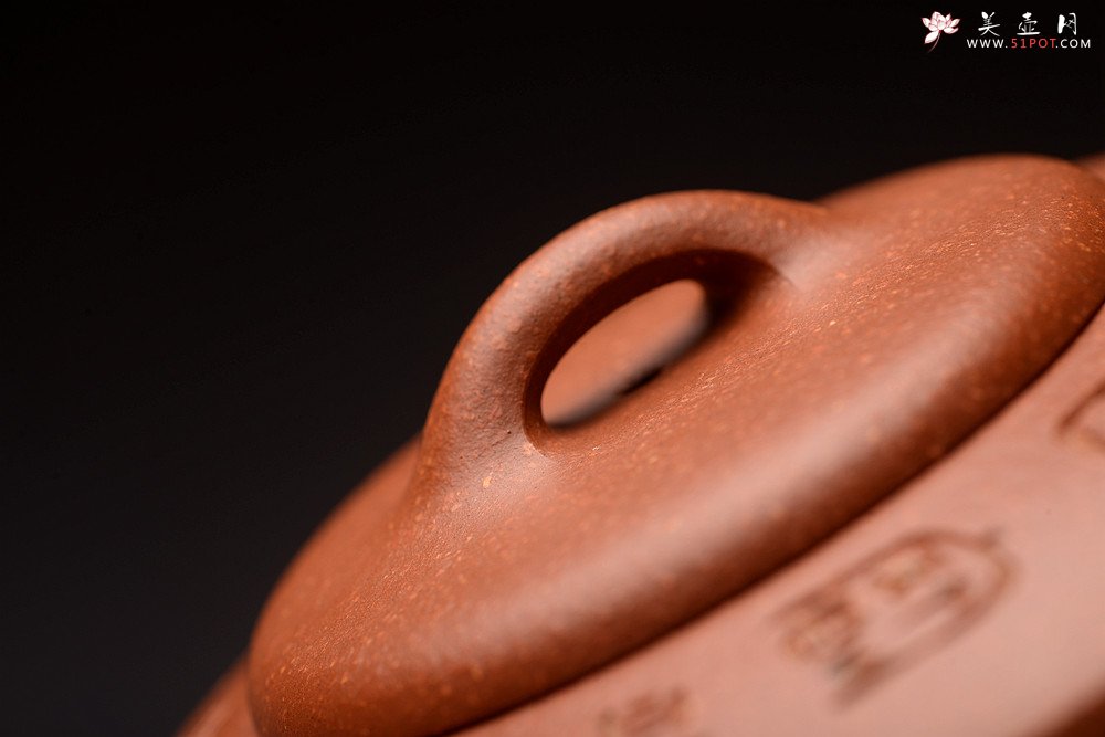 紫砂壶图片：曲峰丙申夏 摹古之作 陶兴双刀装饰 优质降坡泥 扁石 大口实用 - 宜兴紫砂壶网