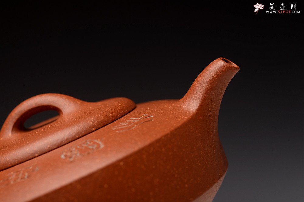 紫砂壶图片：曲峰丙申夏 摹古之作 陶兴双刀装饰 优质降坡泥 扁石 大口实用 - 宜兴紫砂壶网