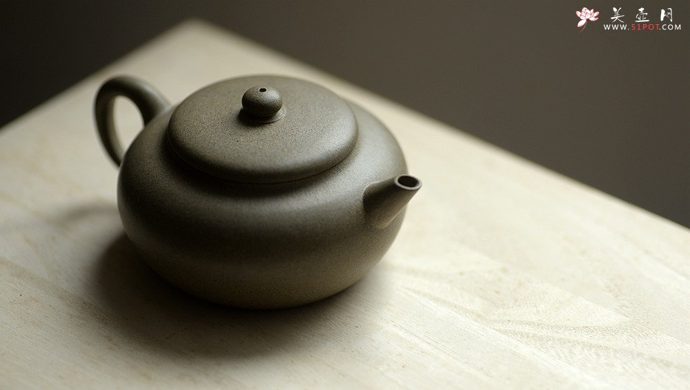 紫砂壶图片：王薇实用全手 圆润可人 优质青段 小玉扁 - 宜兴紫砂壶网