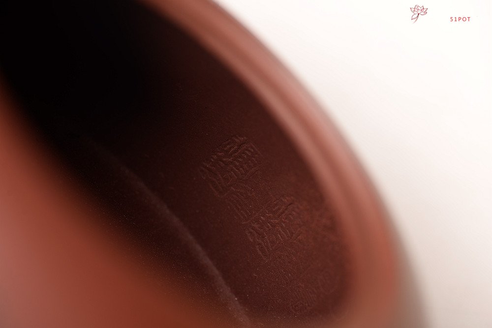 紫砂壶图片：优质底料 李彦雄通景山水 经典作品 全手大半月 大气 - 宜兴紫砂壶网