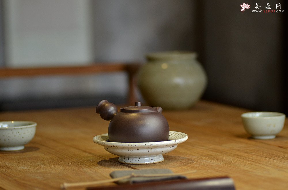 紫砂壶图片：泓渝山房 煮茶品茗 玩味侧把巨轮 茶人风情~ 电陶炉烧水 - 宜兴紫砂壶网