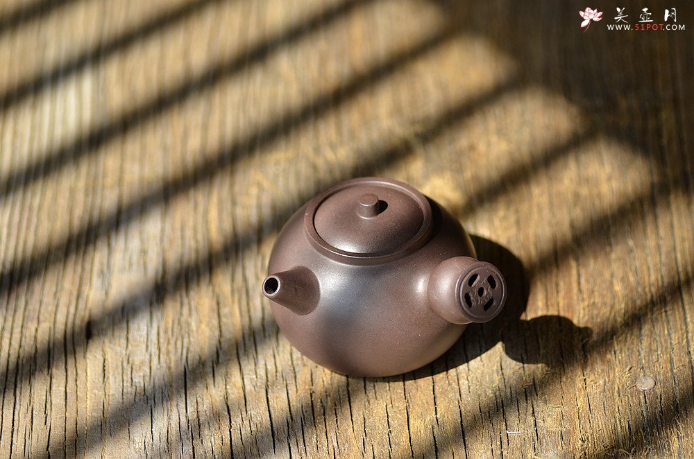 紫砂壶图片：泓渝山房 煮茶品茗 玩味侧把巨轮 茶人风情~ 电陶炉烧水 - 宜兴紫砂壶网