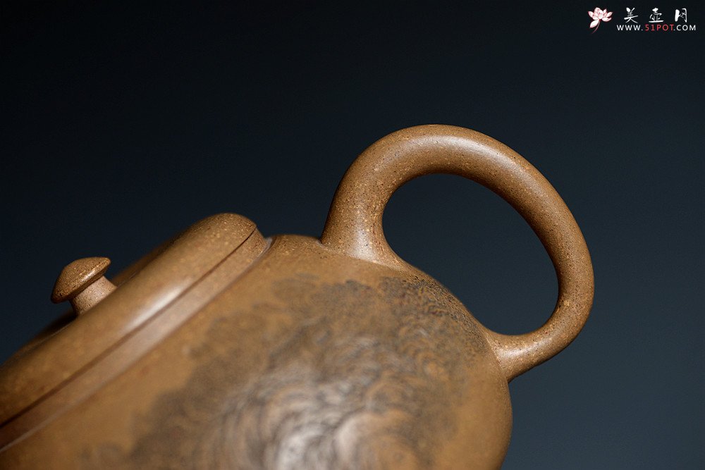 紫砂壶图片：摹古明式 优质老段泥 文气十足 细刻通景山水之全手圆韵 - 宜兴紫砂壶网