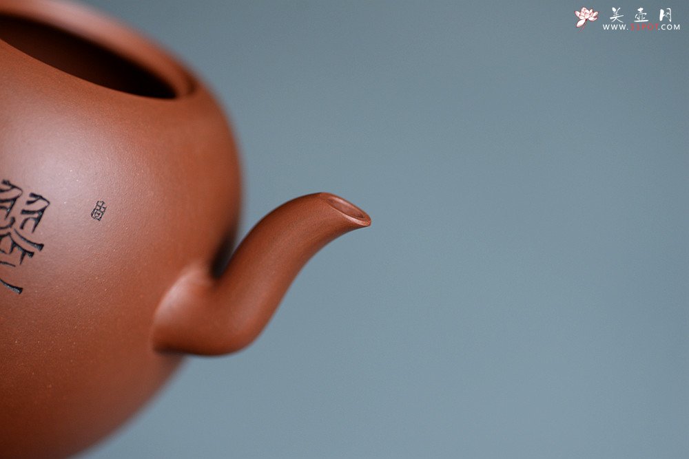 紫砂壶图片：钱建荷丙申初夏新品 亭亭玉立 线条优美  全手美人肩 - 宜兴紫砂壶网