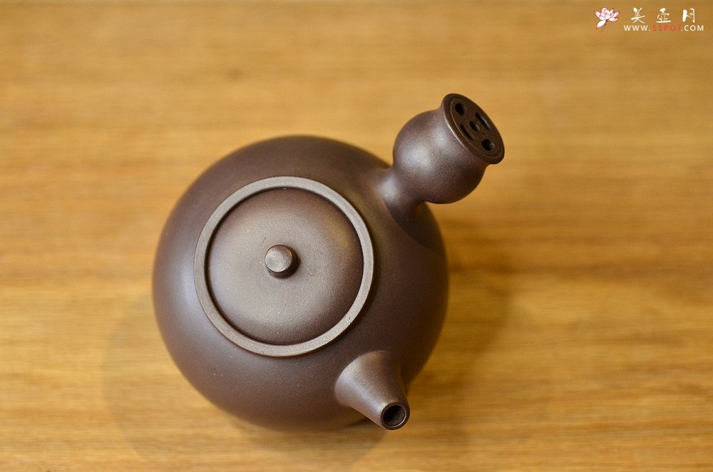 紫砂壶图片：泓渝山房 煮茶品茗 玩味侧把巨轮 茶人风情~ 电陶炉烧水 - 宜兴紫砂壶网