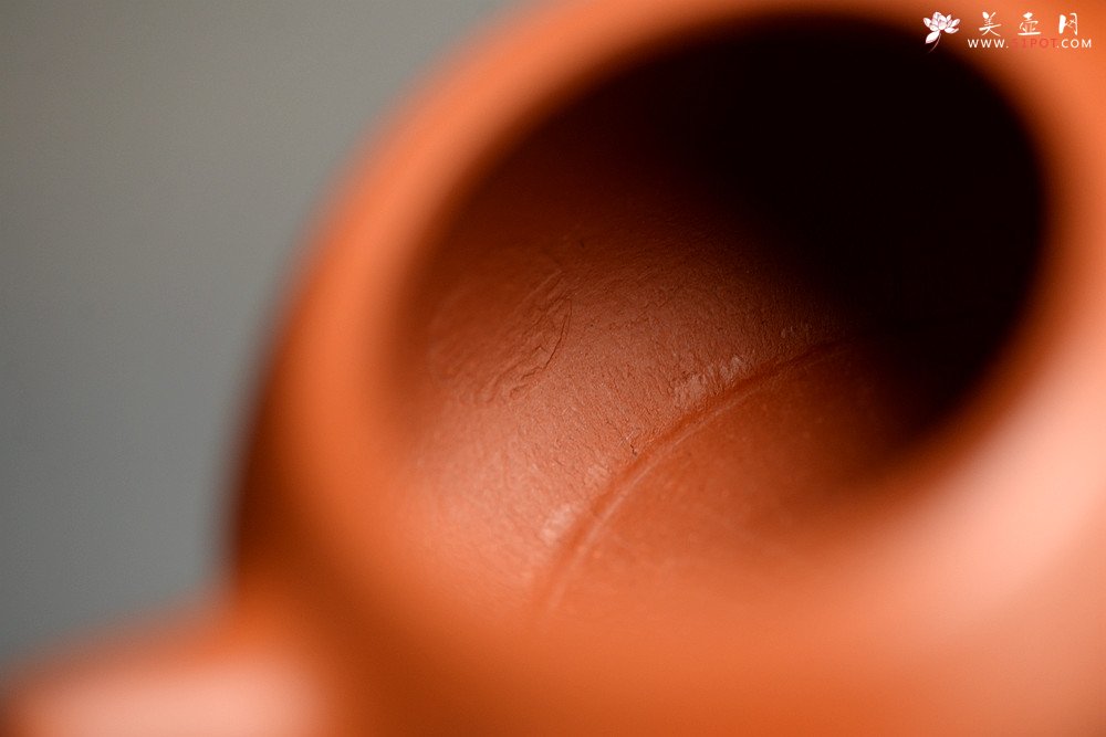 紫砂壶图片：徐亚春丙申夏全手新作 出水暴爽 颇具玩味~ 玉成窑风格小瓢  陆逸舟双刀装饰 - 宜兴紫砂壶网