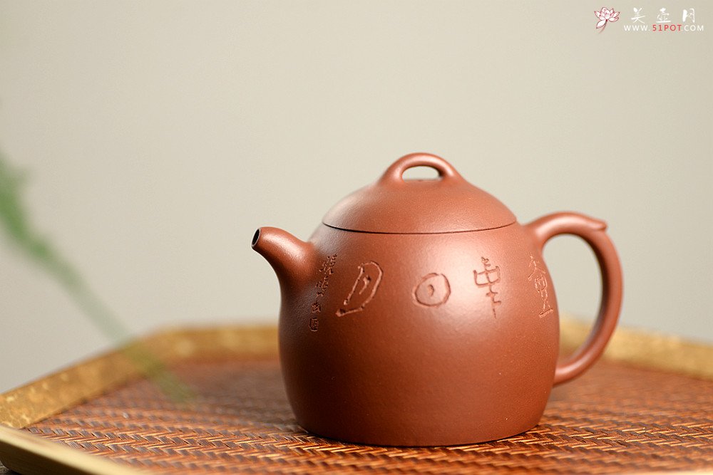 紫砂壶图片：文人作品 全手摹古秦权 储云高徒潘晓鸣装饰 格调高画意深  - 宜兴紫砂壶网