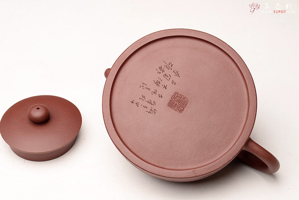 紫砂壶图片：优质底料 李彦雄通景山水 经典作品 全手大半月 大气 - 宜兴紫砂壶网