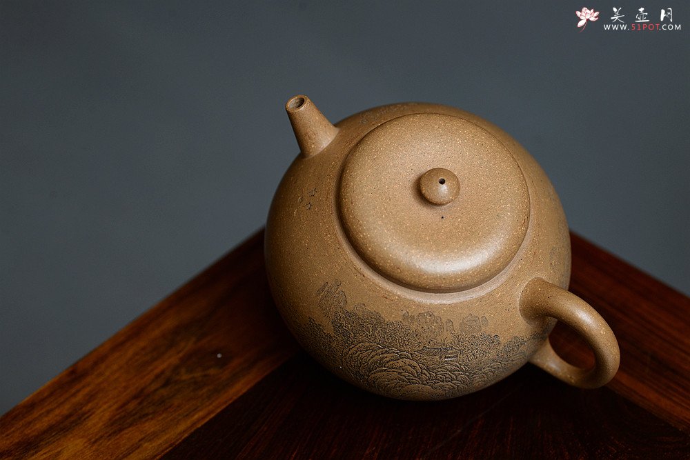 紫砂壶图片：摹古明式 优质老段泥 文气十足 细刻通景山水之全手圆韵 - 宜兴紫砂壶网