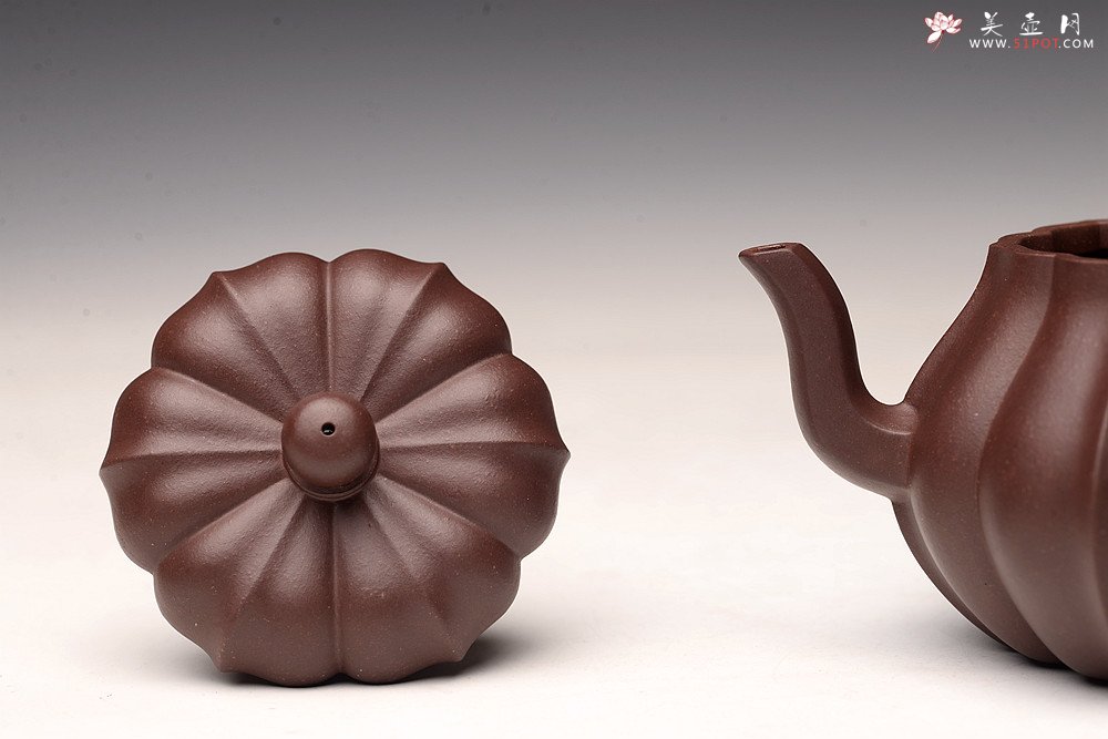 紫砂壶图片：酒虎丙申夏全手摹古 陈腐老紫泥  菱花 精美筋纹  进步之作 - 宜兴紫砂壶网