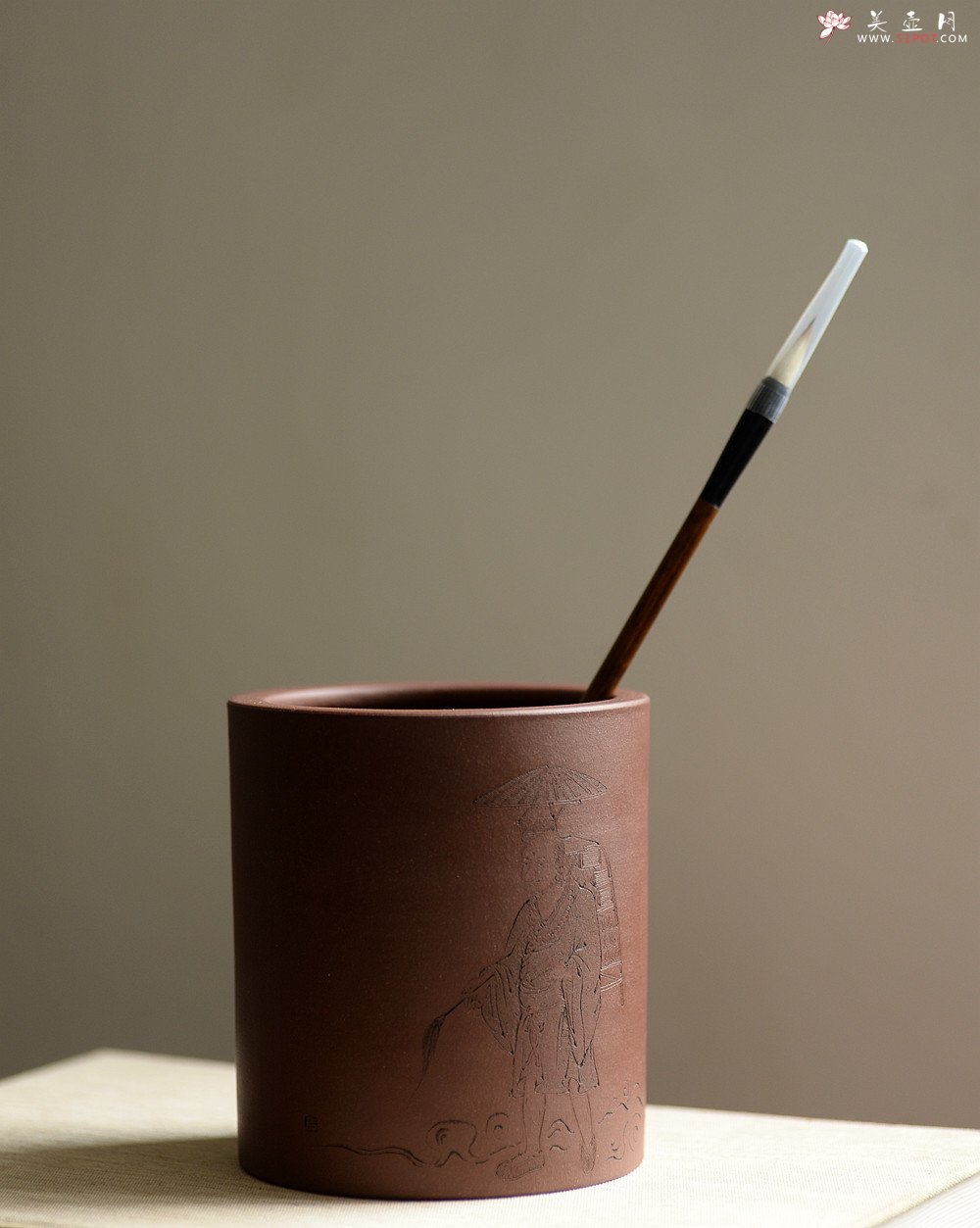 紫砂壶图片：游心堂主人精刻笔筒 刀法细腻 文房雅器 罗汉/玄奘西行 - 宜兴紫砂壶网