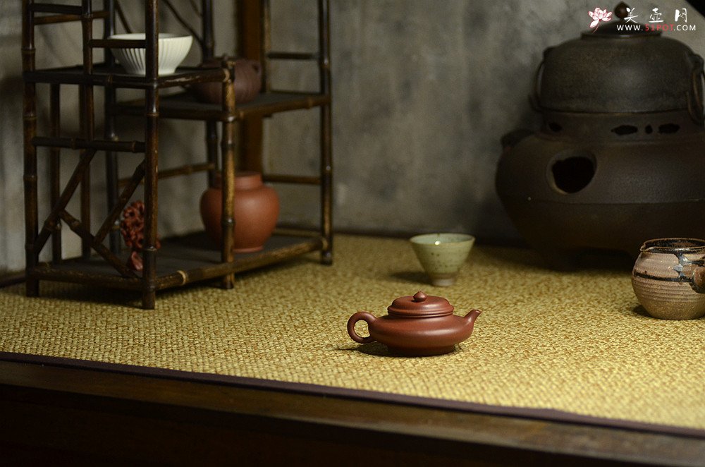 紫砂壶图片：美壶特惠 泓渝山房新品 小虚扁 文雅秀气 传统实用 - 宜兴紫砂壶网