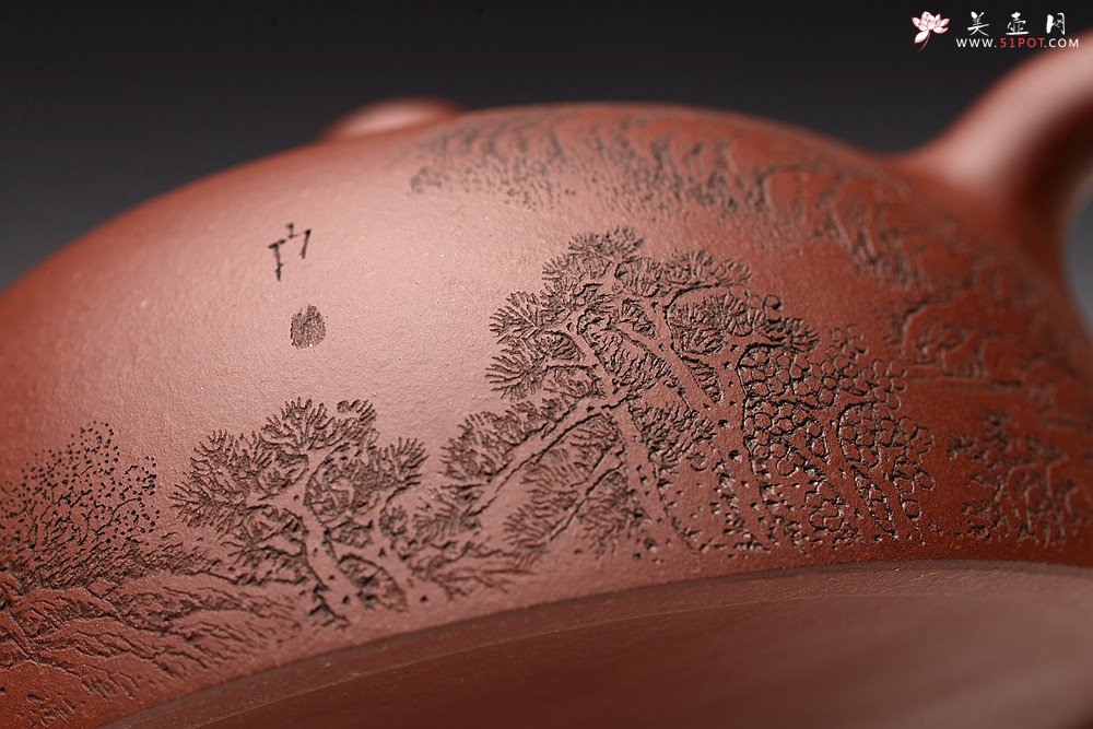 紫砂壶图片：优质底料 李彦雄通景山水 经典作品 全手大半月 大气 - 宜兴紫砂壶网