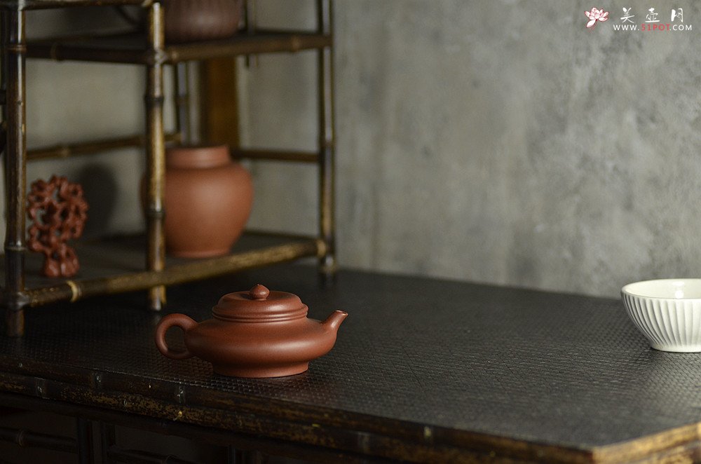 紫砂壶图片：美壶特惠 泓渝山房新品 小虚扁 文雅秀气 传统实用 - 宜兴紫砂壶网