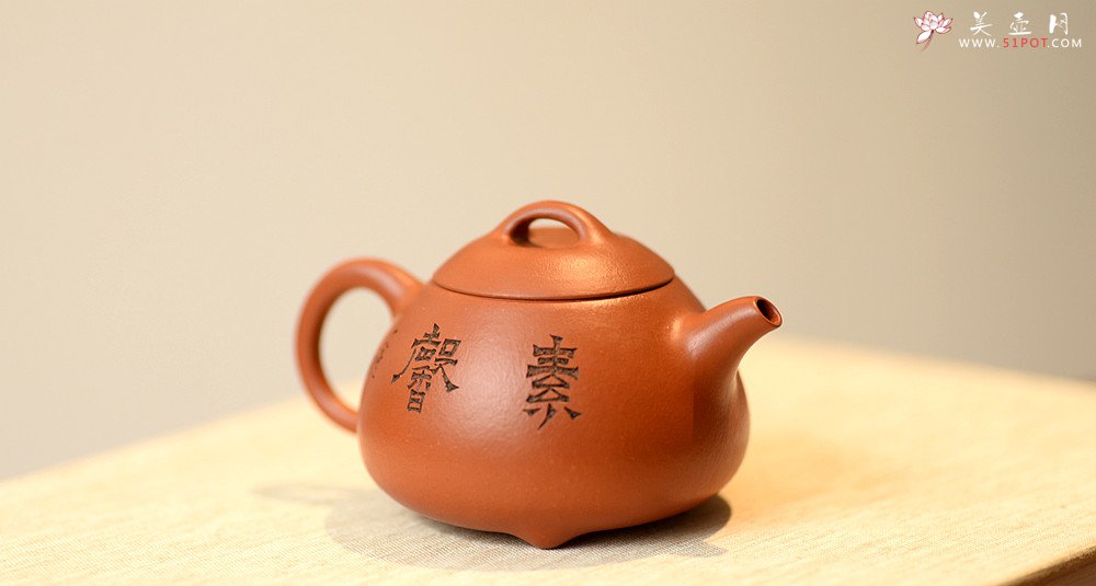 紫砂壶图片：徐亚春丙申夏全手新作 出水暴爽 颇具玩味~ 玉成窑风格小瓢  陆逸舟双刀装饰 - 宜兴紫砂壶网