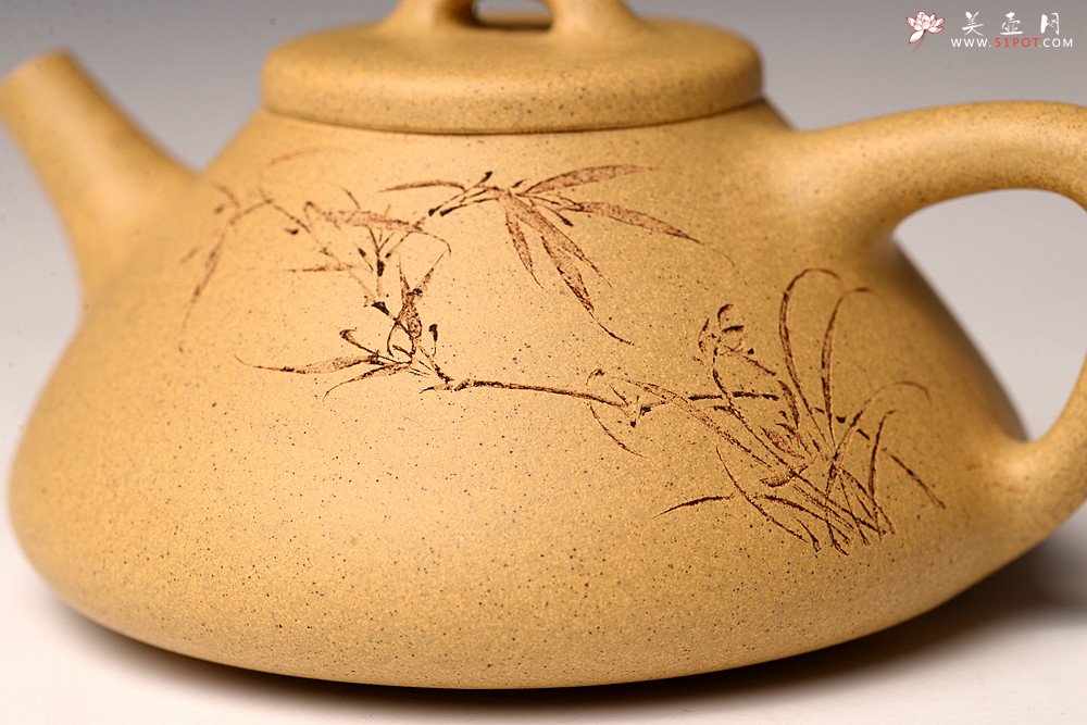 紫砂壶图片：和石夫人孙杨杨全手作品 骨肉均挺 全手子冶石瓢 和石文气装饰 - 宜兴紫砂壶网