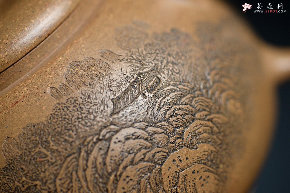 紫砂壶图片：摹古明式 优质老段泥 文气十足 细刻通景山水之全手圆韵 - 宜兴紫砂壶网