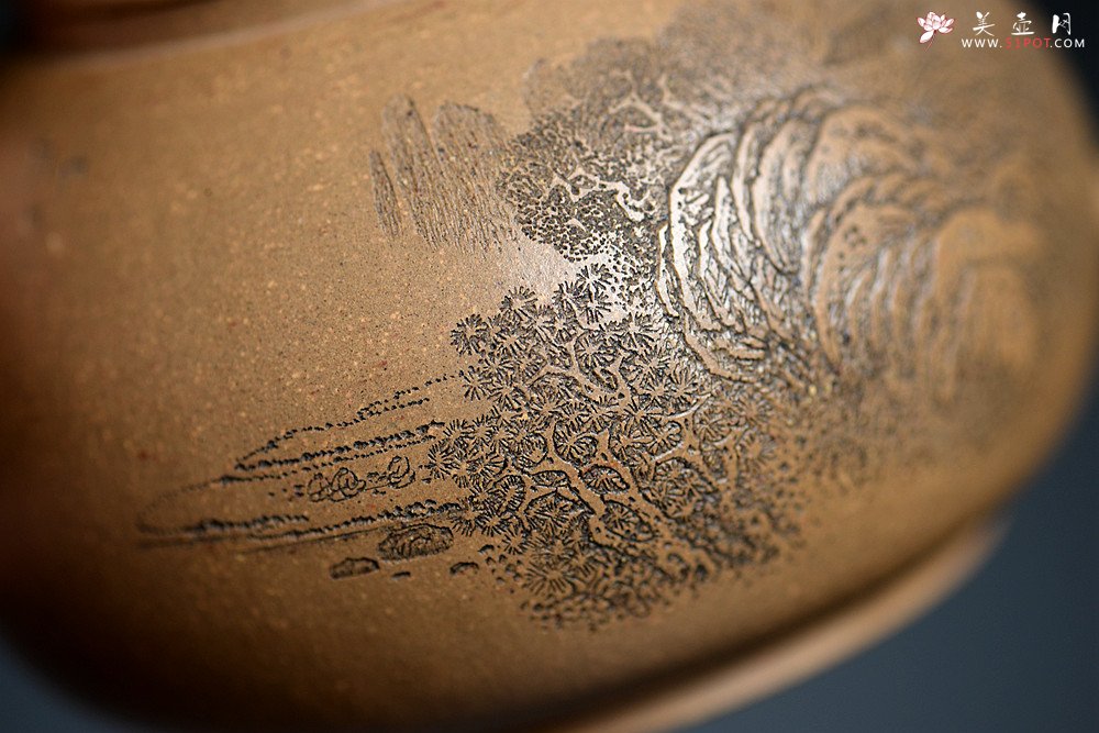 紫砂壶图片：摹古明式 优质老段泥 文气十足 细刻通景山水之全手圆韵 - 宜兴紫砂壶网