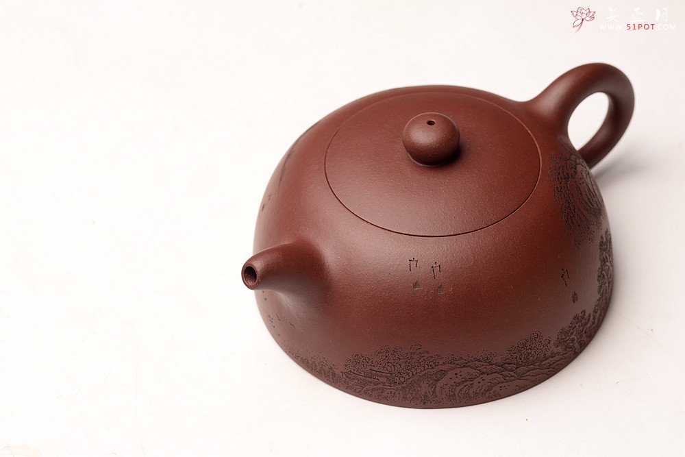 紫砂壶图片：优质底料 李彦雄通景山水 经典作品 全手大半月 大气 - 宜兴紫砂壶网