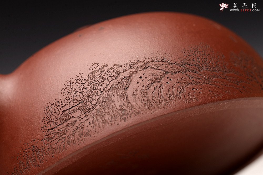 紫砂壶图片：优质底料 李彦雄通景山水 经典作品 全手大半月 大气 - 宜兴紫砂壶网