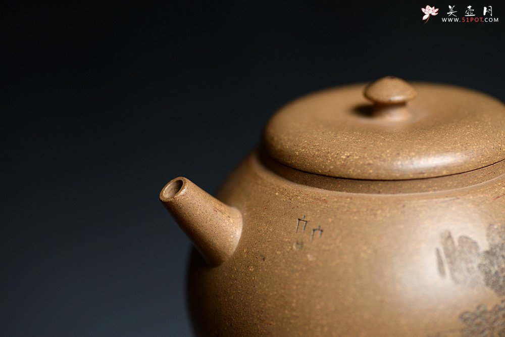 紫砂壶图片：摹古明式 优质老段泥 文气十足 细刻通景山水之全手圆韵 - 宜兴紫砂壶网