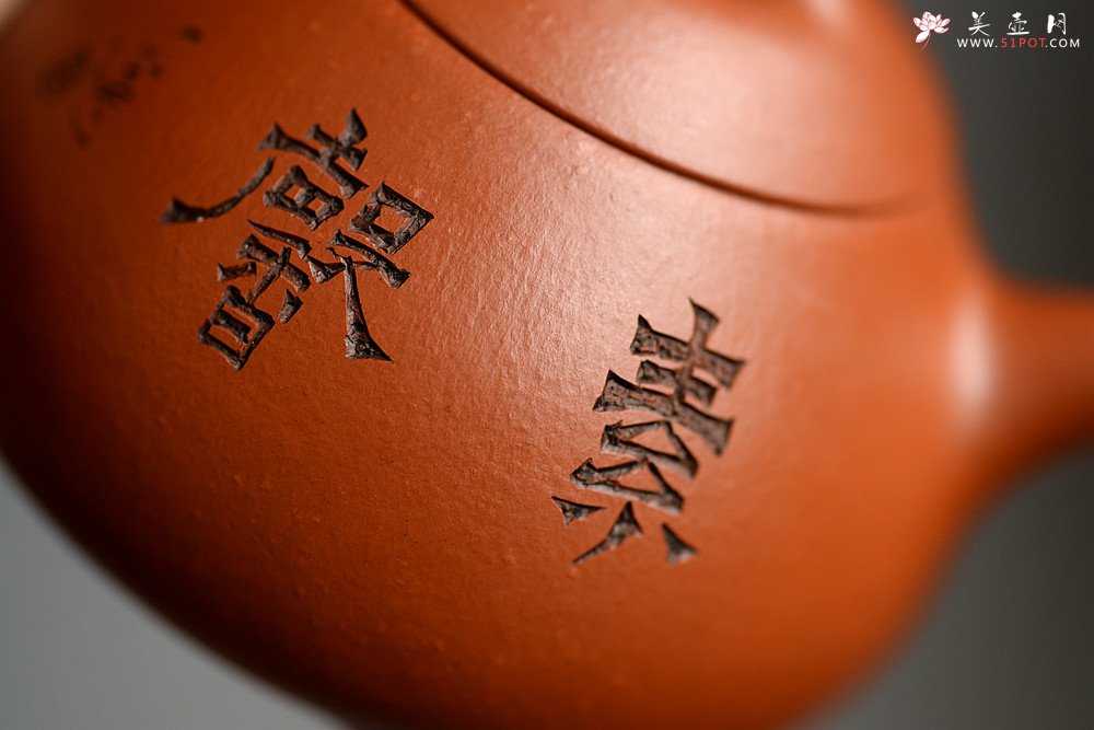 紫砂壶图片：徐亚春丙申夏全手新作 出水暴爽 颇具玩味~ 玉成窑风格小瓢  陆逸舟双刀装饰 - 宜兴紫砂壶网