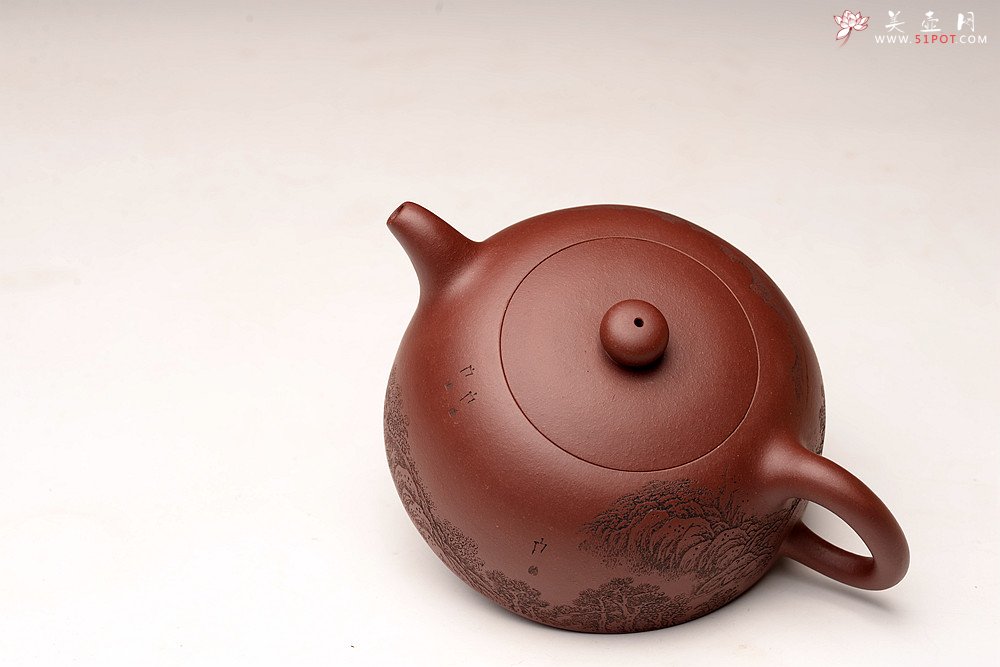 紫砂壶图片：优质底料 李彦雄通景山水 经典作品 全手大半月 大气 - 宜兴紫砂壶网
