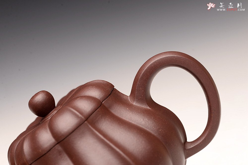 紫砂壶图片：酒虎丙申夏全手摹古 陈腐老紫泥  菱花 精美筋纹  进步之作 - 宜兴紫砂壶网