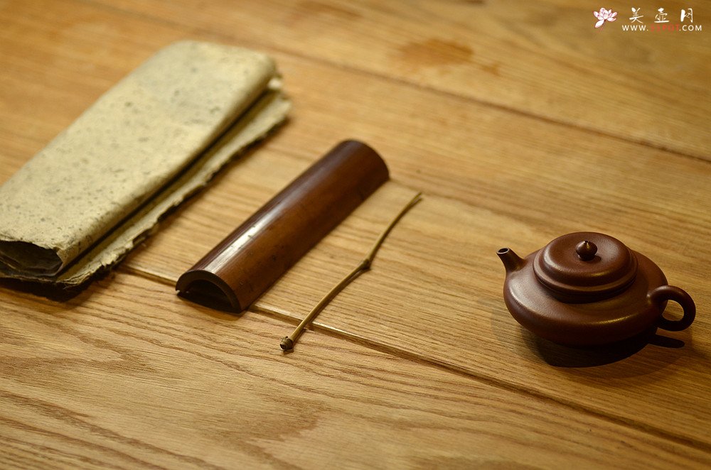 紫砂壶图片：美壶特惠 泓渝山房新品 小虚扁 文雅秀气 传统实用 - 宜兴紫砂壶网