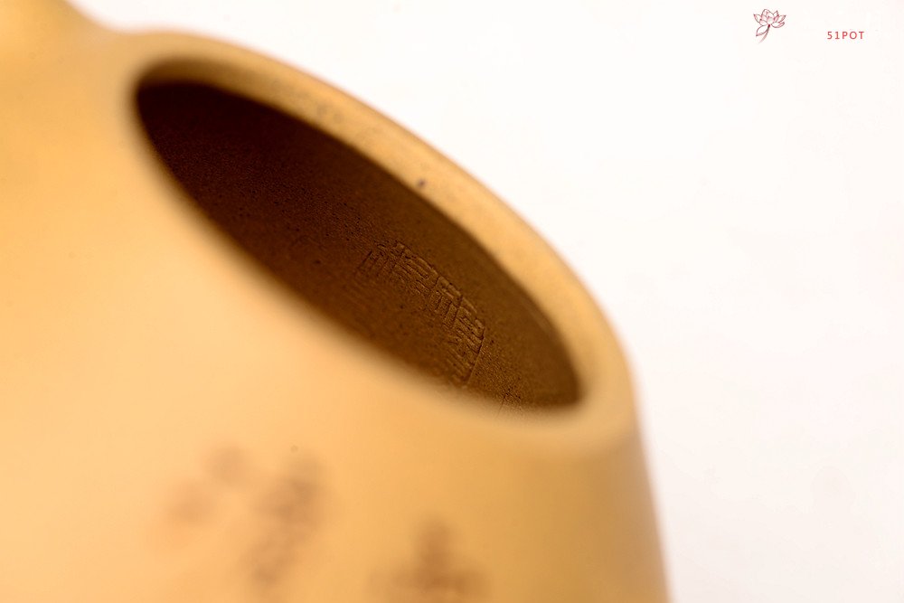 紫砂壶图片：和石夫人孙杨杨全手作品 骨肉均挺 全手子冶石瓢 和石文气装饰 - 宜兴紫砂壶网