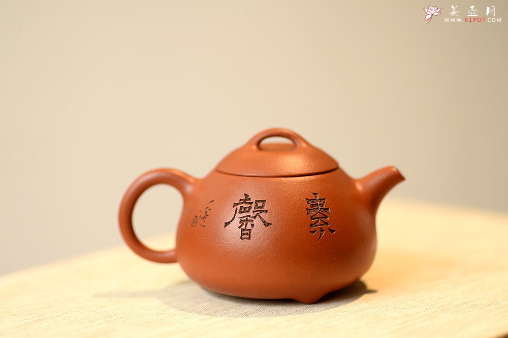 紫砂壶图片：徐亚春丙申夏全手新作 出水暴爽 颇具玩味~ 玉成窑风格小瓢  陆逸舟双刀装饰 - 宜兴紫砂壶网