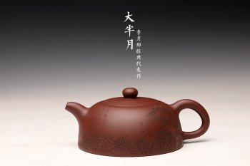 紫砂壶图片：优质底料 李彦雄通景山水 经典作品 全手大半月 大气 - 宜兴紫砂壶网