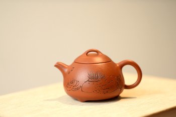 紫砂壶图片：徐亚春丙申夏全手新作 出水暴爽 颇具玩味~ 玉成窑风格小瓢  陆逸舟双刀装饰 - 宜兴紫砂壶网