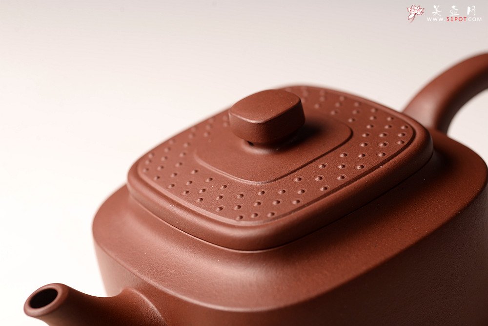 紫砂壶图片：储俊伟经典精工之作 线条流畅 古韵悠悠 全手玉璧紫韵 - 宜兴紫砂壶网