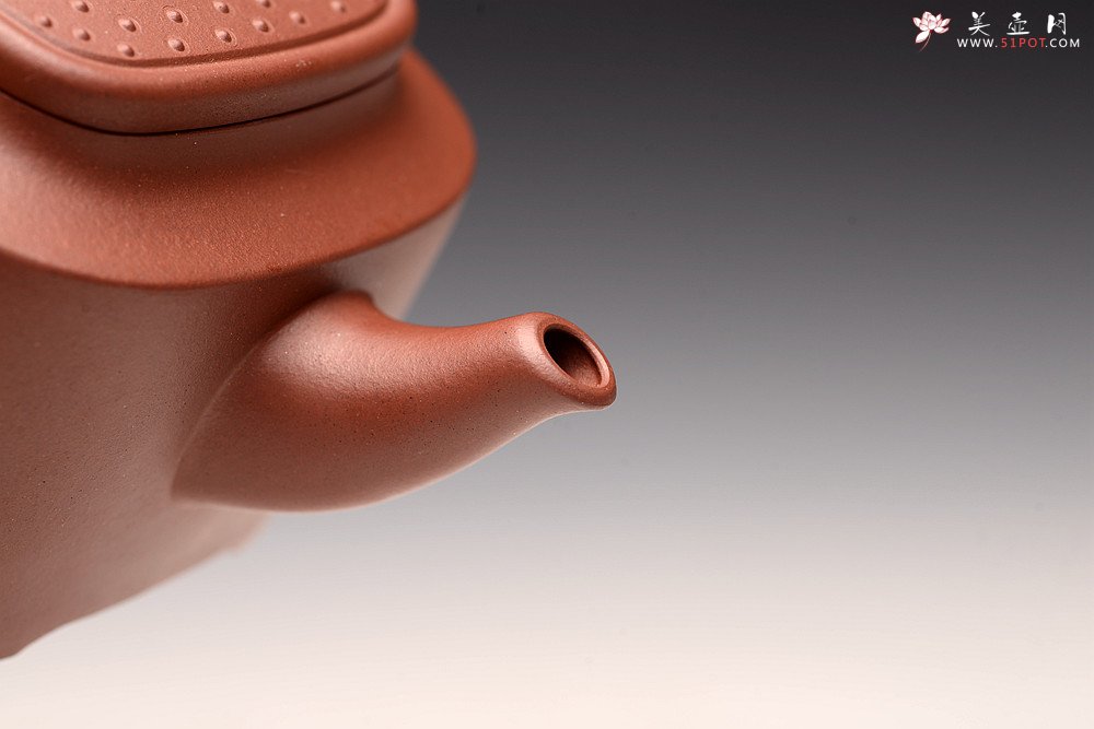 紫砂壶图片：储俊伟经典精工之作 线条流畅 古韵悠悠 全手玉璧紫韵 - 宜兴紫砂壶网