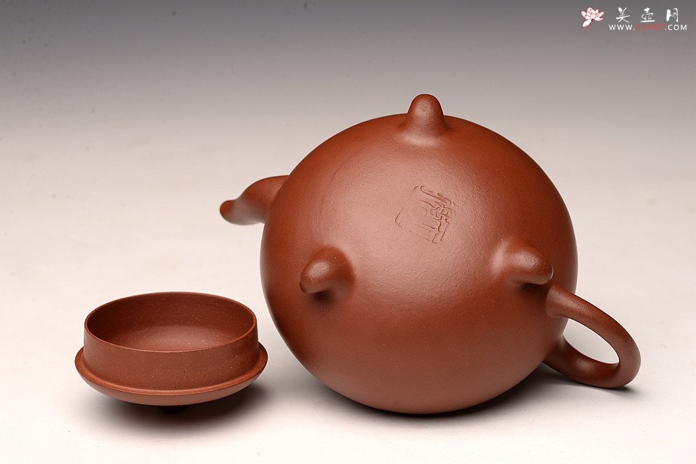 紫砂壶图片：王薇丙申秋全手新作 三足水平 线条流畅 做工精致 - 宜兴紫砂壶网
