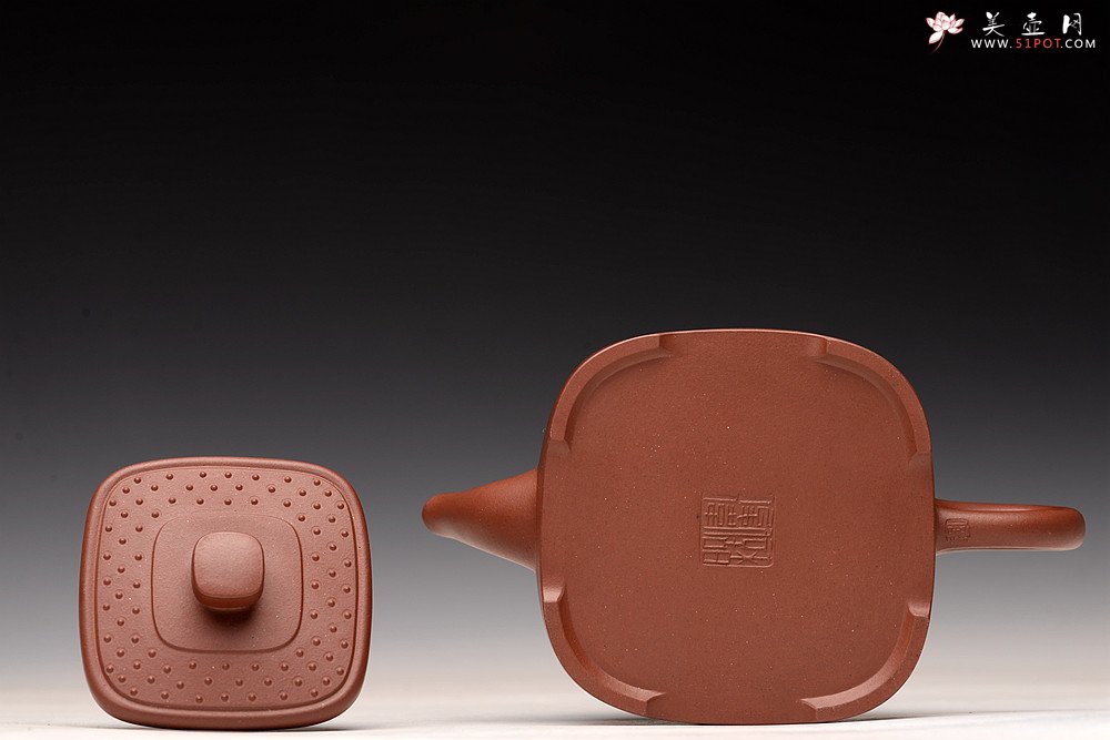 紫砂壶图片：储俊伟经典精工之作 线条流畅 古韵悠悠 全手玉璧紫韵 - 宜兴紫砂壶网