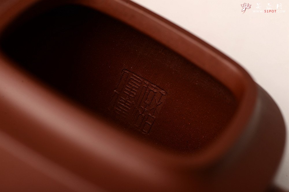 紫砂壶图片：储俊伟经典精工之作 线条流畅 古韵悠悠 全手玉璧紫韵 - 宜兴紫砂壶网