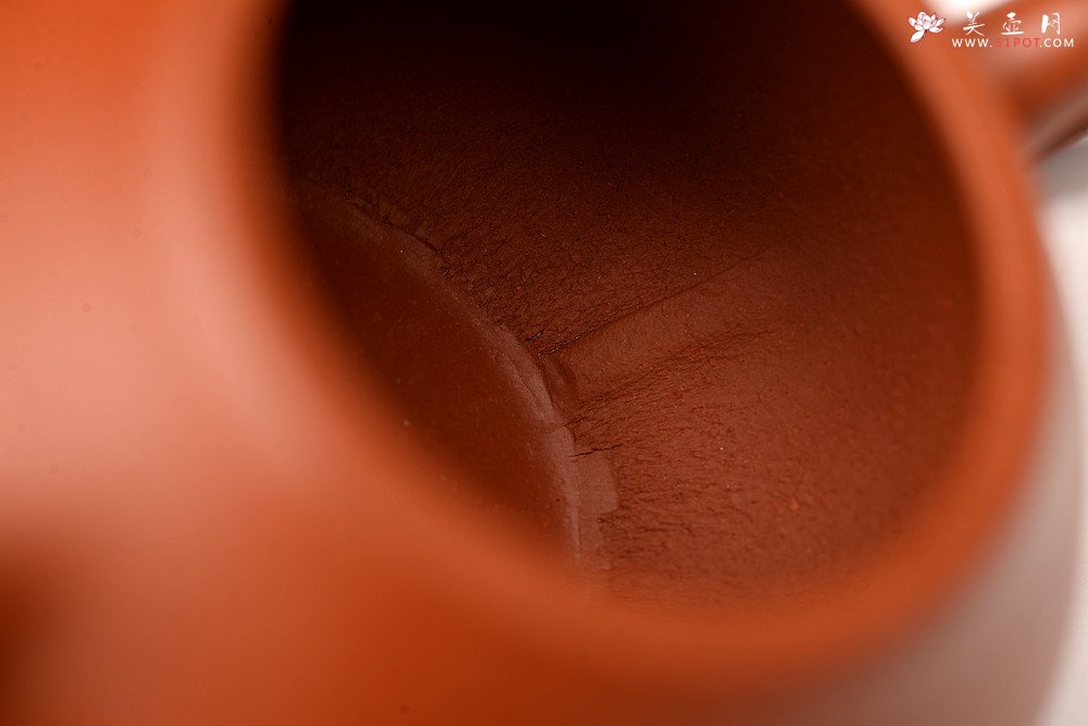 紫砂壶图片：徐亚春丙申秋新作 全手摹古梨形  耐品韵味足  - 宜兴紫砂壶网