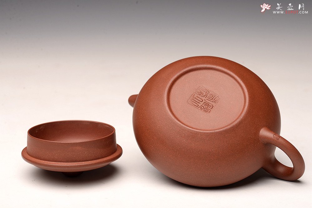 紫砂壶图片：顾小英丙申夏新作 形神兼备 传统经典 全手扁腹 推荐~ - 宜兴紫砂壶网