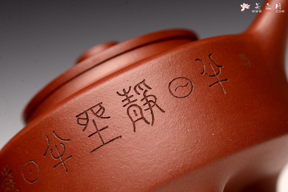 紫砂壶图片：储俊伟丙申夏全手摹古 曼生周盘 端庄素雅 国师实力派赵辉装饰 精工 - 宜兴紫砂壶网