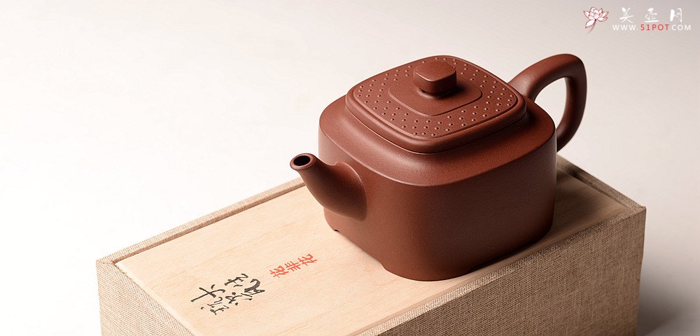 紫砂壶图片：储俊伟经典精工之作 线条流畅 古韵悠悠 全手玉璧紫韵 - 宜兴紫砂壶网