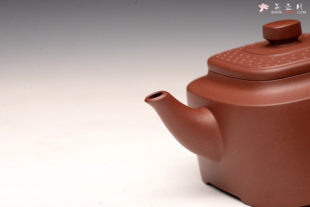 紫砂壶图片：储俊伟经典精工之作 线条流畅 古韵悠悠 全手玉璧紫韵 - 宜兴紫砂壶网