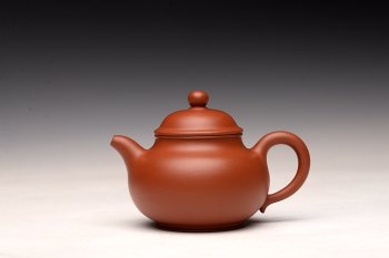 紫砂壶图片：手工练泥 矿质丰富 传统实用朱泥小潘壶 夏日消暑利器 - 宜兴紫砂壶网