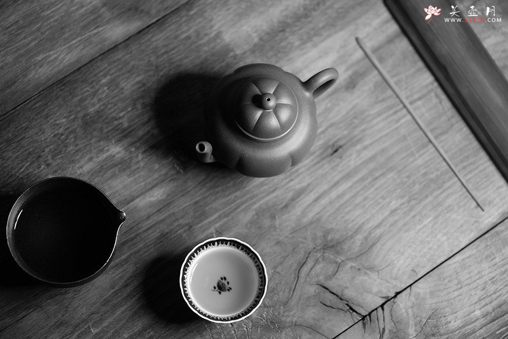 紫砂壶图片：储亚丙申秋全手新品 精工筋囊 高俊神怡 耐品 瑞福 高温底槽青 - 宜兴紫砂壶网