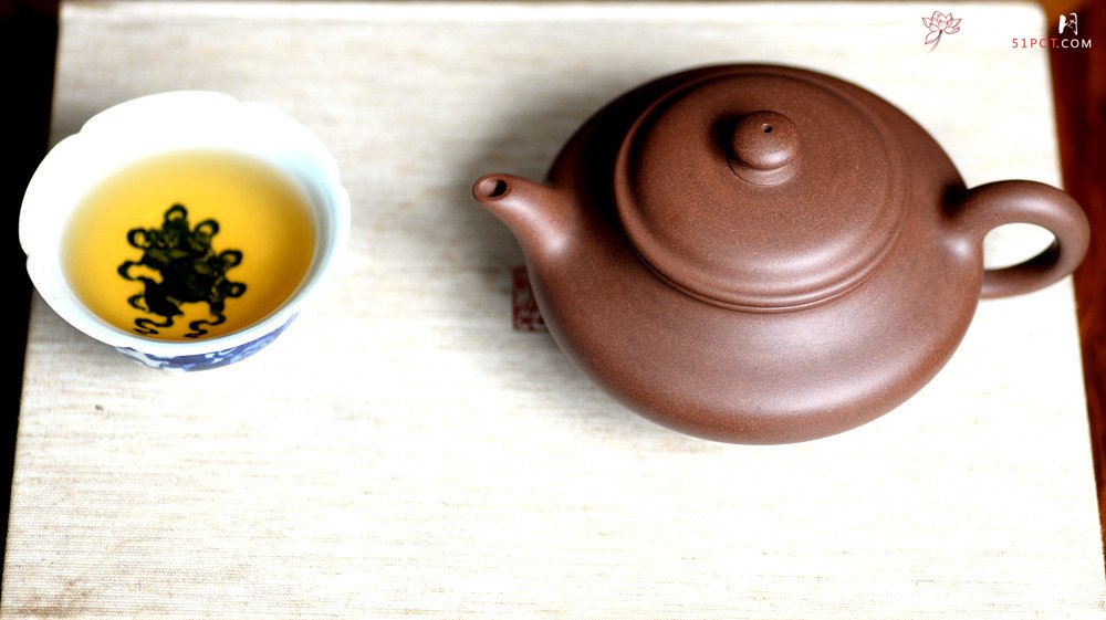 紫砂壶图片：线条流畅 实用经典 文气之作  虚扁 - 宜兴紫砂壶网