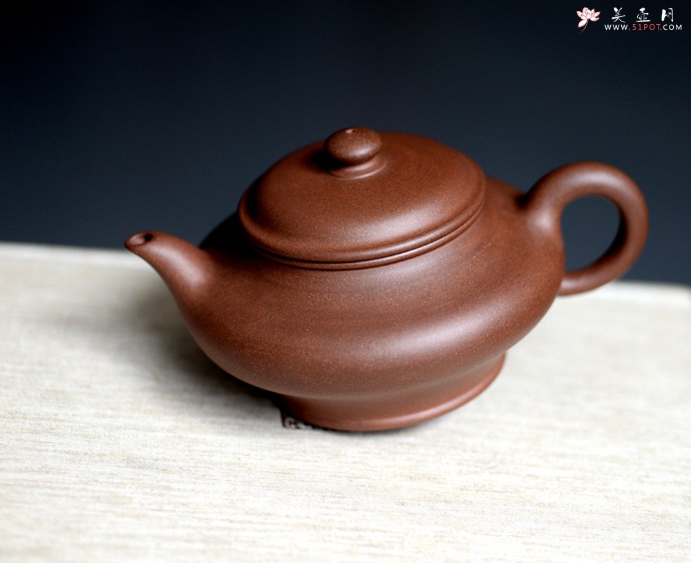 紫砂壶图片：线条流畅 实用经典 文气之作  虚扁 - 宜兴紫砂壶网