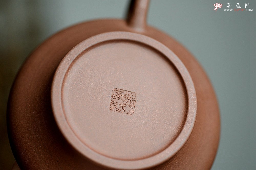 紫砂壶图片：线条流畅 实用经典 文气之作  虚扁 - 宜兴紫砂壶网