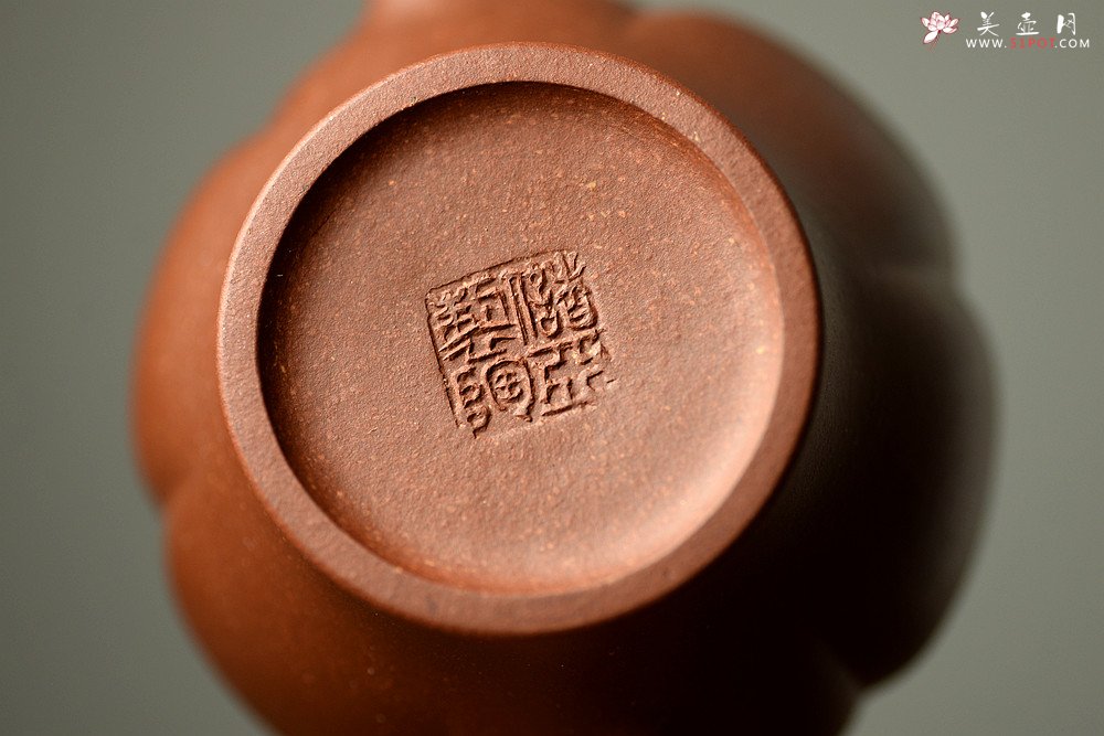 紫砂壶图片：储亚丙申秋全手新品 精工筋囊 高俊神怡 耐品 瑞福 高温底槽青 - 宜兴紫砂壶网