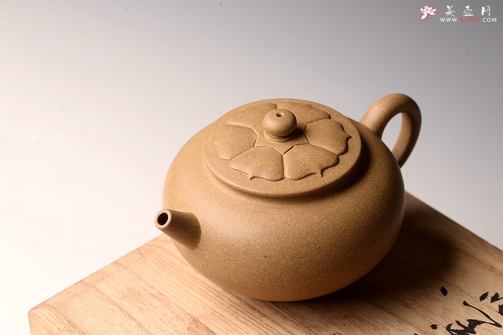 紫砂壶图片：储亚丙申秋全手新作 莲意 盖面花瓣亦全手贴制 大口实用 - 宜兴紫砂壶网